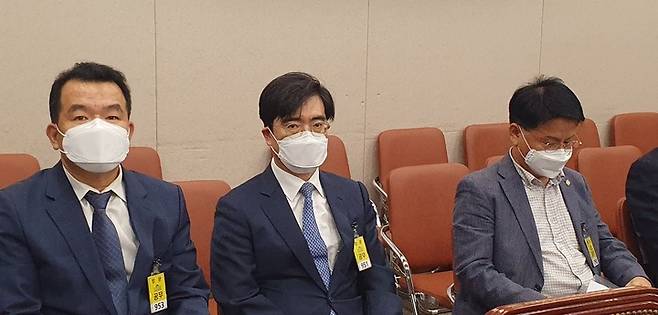 [서울=뉴시스]정윤아기자=공영운 현대자동차 사장(가운데)이 4일 국회에서 열린 국회 산업통상자원중소벤처기업위원회의 산업부 국정감사에서 증인으로 참석해 대기하고 있다. 2022.10.4 photo@newsis.com *재판매 및 DB 금지