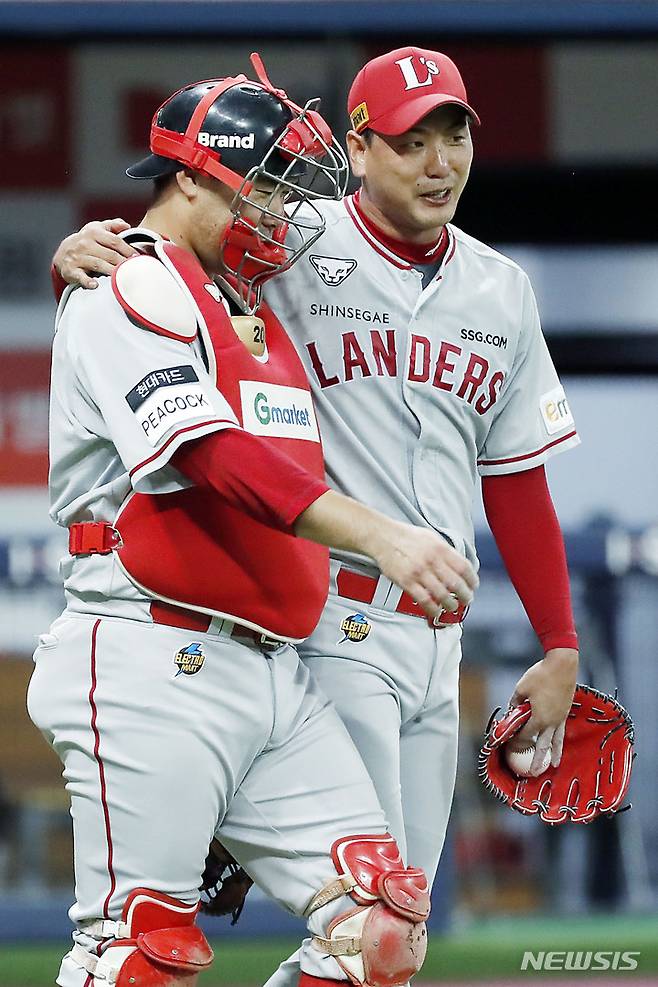 [서울=뉴시스] 최동준 기자 = 3일 서울 구로구 고척스카이돔에서 열린 2022 KBO 리그 키움 히어로즈 대 SSG 랜더스의 경기, 3회말 SSG 선발 김광현이 포수 이재원과 대화하고 있다. 2022.08.03. photocdj@newsis.com