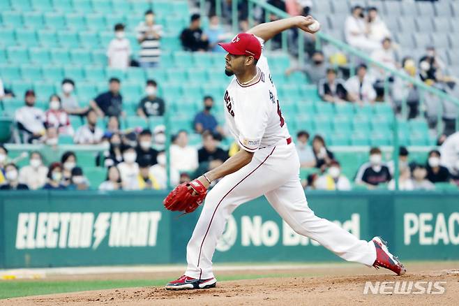 [인천=뉴시스] 최동준 기자 = 18일 인천 문학동 SSG 랜더스필드에서 열린 2022 KBO 리그 SSG 랜더스 대 LG 트윈스의 경기, SSG 선발 폰트가 공을 던지고 있다. 2022.08.18. photocdj@newsis.com