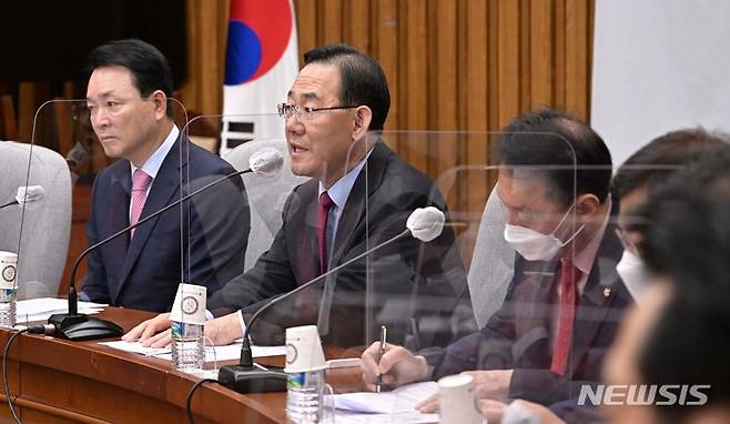 [서울=뉴시스] 전진환 기자 = 주호영 국민의힘 원내대표가 4일 서울 여의도 국회에서 열린 국감대책회의에 참석해 발언을 하고 있다. (공동취재사진) 2022.10.04.  photo@newsis.com