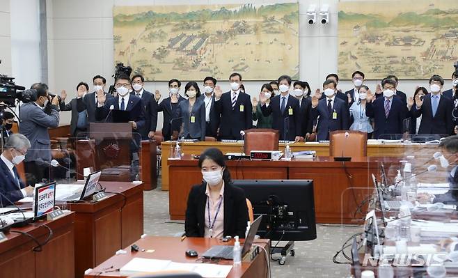 [서울=뉴시스] 최진석 기자 = 장상윤 교육부 차관과 관계기관장들이 4일 국회에서 열린 교육위원회의 교육부, 국사편찬위원회 등에 대한 국정감사에서 증인 선서를 하고 있다. (공동취재사진) 2022.10.04. photo@newsis.com