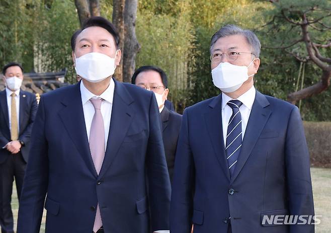 [서울=뉴시스] 김진아 기자 = 문재인 대통령과 윤석열 대통령 당선인이 지난 3월28일 오후 청와대 상춘재에서 만찬 회동에 앞서 대화하고 있다. 2022.03.28. bluesoda@newsis.com