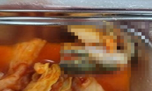 죽은 개구리가 군 급식에서 발견된 사례. 송갑석 의원실 제공