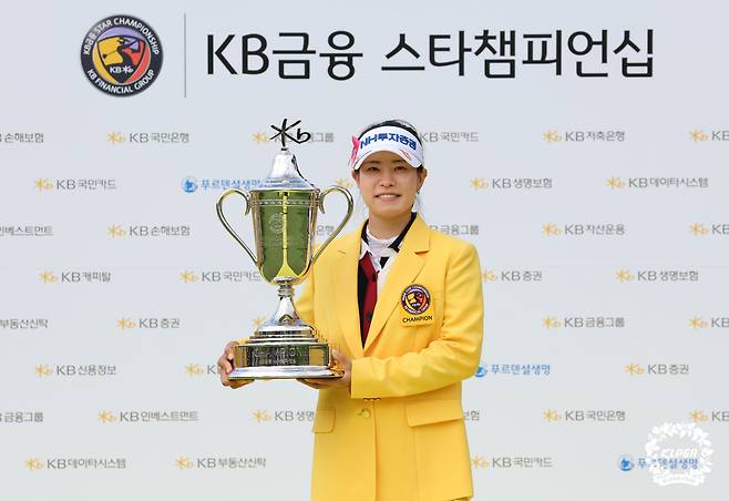 박민지 - 18일 ‘KB금융 스타챔피언십’에서 우승한 박민지가 트로피를 들고 기념촬영을 하고 있다.　KLPGA 제공