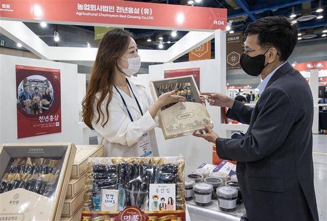 4일 서울 강남구 코엑스에서 열린 ‘2022 스마트비즈엑스포’에 참가한 홍삼가공기업 ‘천년홍삼’의 김한나(왼쪽) 실장이 바이어에게 홍삼정과 제품을 소개하고 있다. 삼성전자 제공