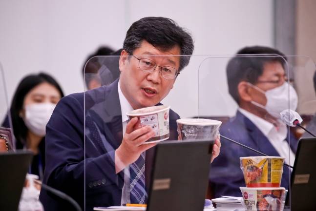 더불어민주당 안호영 의원이 4일 오후 국회 농림축산식품해양수산위원회에서 열린 농림축산식품부에 대한 국정감사에서 임형찬 CJ제일제당 부사장에게 질의하고 있다. 연합뉴스