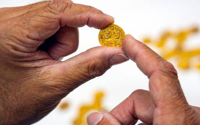 헤라클리우스 황제와 그의 아들이 그려진 금화가 바니아스 유적지에서 발견됐다. 이스라엘 문화재청(IAA)