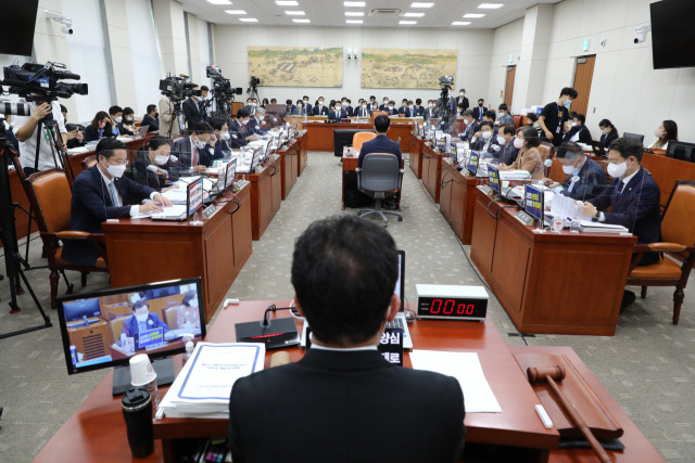 국감 첫날인 4일 국회에서 열린 교육위원회에서 교육부에 관한 국정감사가 열리고 있다./연합뉴스