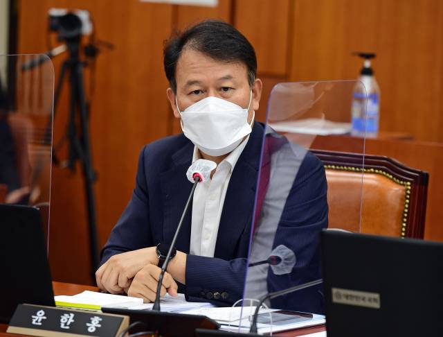 국민의힘 정무위 간사인 윤한홍 의원이 4일 오후 국회 정무위원회에서 열린 국무조정실·국무총리비서실에 대한 국정감사에서 의사진행 발언을 하고 있다. 권욱 기자