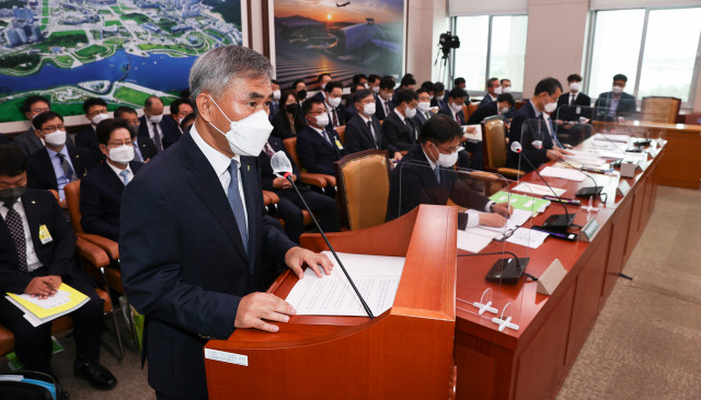 이정관 한국토지주택공사 사장 직무대행이 4일 서울 여의도 국회에서 열린 국토교통위원회의 국정감사에서 업무 보고를 하고 있다. 국회사진기자단