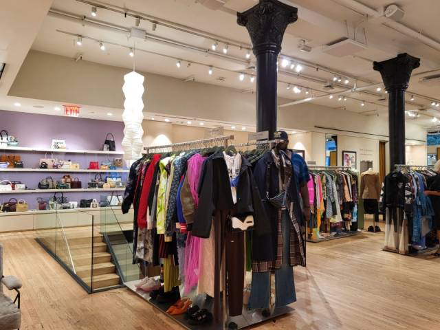 미국 뉴욕 소호 명품거리에 위치한 중고 명품 플랫폼 '더리얼리얼'의 대형 오프라인 매장 전경. 서울경제DB