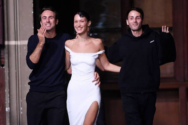 코페르니의 공동설립자 세바스티앙 메이어(Sebastien Meyer·맨 왼쪽)와 하디드 아르노 베일랑(Arnaud Vaillant·맨 오른쪽)이 모델 벨라 하디드와 기념 촬영을 하고 있다. AFP연합뉴스