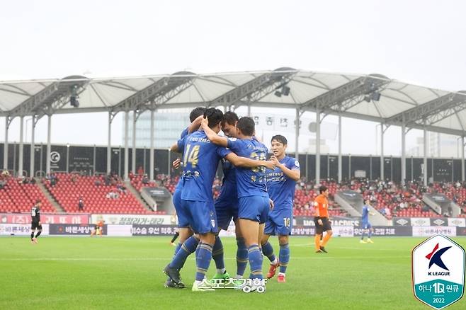 수원 삼성 선수들이 지난 3일 성남FC와의 경기에서 오현규가 골을 넣은 뒤 함께 기뻐하고 있다. 프로축구연맹 제공