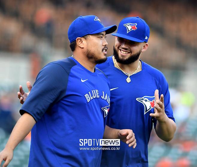 ▲ 9월 아메리칸리그 이달의 투수로 선정된 토론토 블루제이스 투수 알렉 마노아(오른쪽).ⓒ스포티비뉴스DB