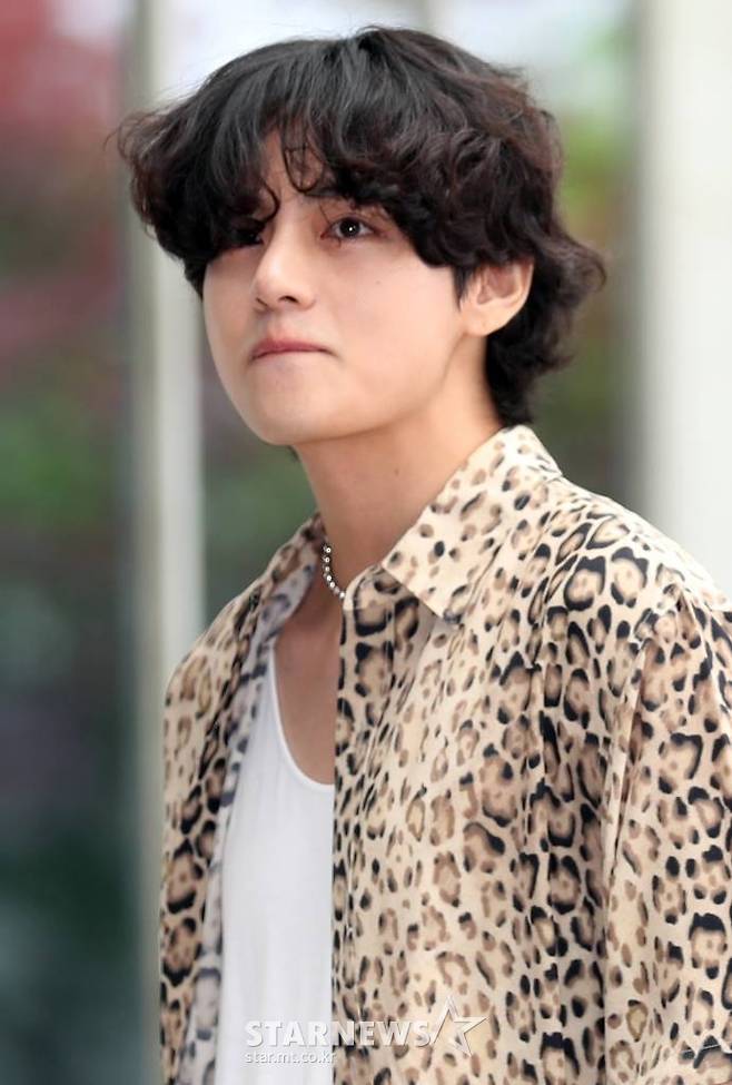 그룹 방탄소년단 뷔가 셀린느(CELINE) 남성 여름 2023 패션쇼에 참석하기 위해 프랑스 파리로 24일 오전 서울 강서구 김포국제공항 비지니스센터를 통해 출국하고 있다. 2022.06.24 /사진=임성균 기자 tjdrbs23@