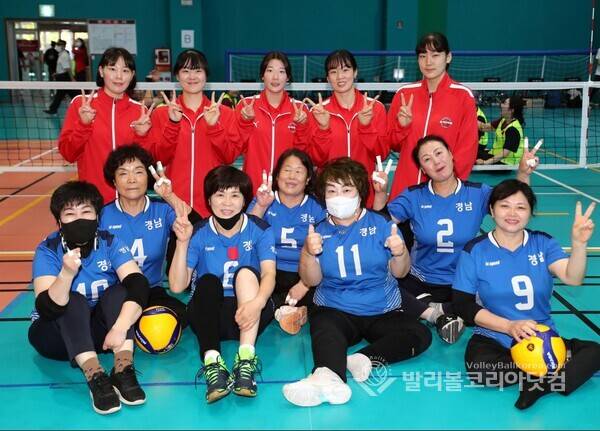 페퍼저축은행 선수들이 좌식배구선수들과 기념촬영읗 하는 모습.
