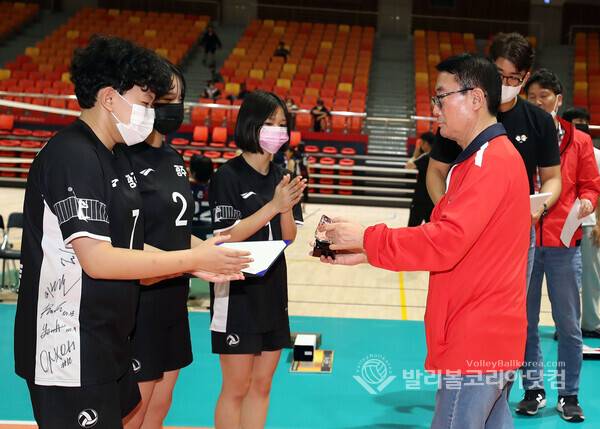 페퍼저축은행 김형실감독, 유소년부 준우승 광주하남중 선수들에게 시상.