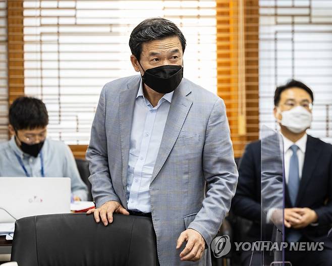 김순호 경찰국장 (서울=연합뉴스 자료사진) 황광모 기자 = 김순호 행정안전부 경찰국장이 27일 오후 서울 종로구 정부서울청사에서 열린 경찰제도발전위원회 2차 회의에 입장하고 있다. 
    김 국장은 이 위원회에서 간사를 맡고 있다. 2022.9.27 hkmpooh@yna.co.kr