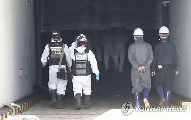 대전 현대아울렛 희생자 핸드폰 찾으러 나서는 합동 수색팀 (대전=연합뉴스) 강수환 기자 = 대전 현대프리미엄아울렛 화재 참사 닷새째인 30일 오후 합동 수색ㆍ조사팀이 아직 발견하지 못한 희생자 핸드폰을 찾고 조사하기 위해 지하주차장으로 내려가고 있다. 2022.9.30 swan@yna.co.kr