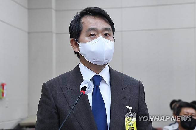 답변하는 정무위 증인 (서울=연합뉴스) 백승렬 기자 = 법무법인 피터앤김 김갑유 대표가 4일 국회에서 열린 정무위원회의 국무조정실, 국무총리비서실 국정감사에서 이용우 더불어민주당 국회의원의 론스타 관련 질의에 증인으로 출석해 답변하고 있다. 2022.10.4 [국회사진기자단] srbaek@yna.co.kr