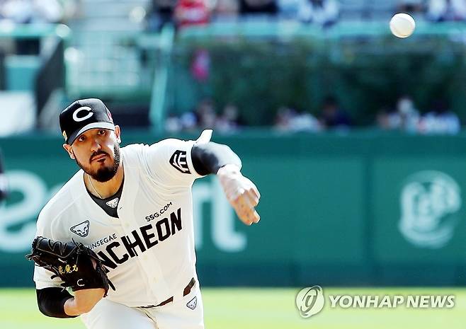 SSG 선발투수 모리만도 (인천=연합뉴스) 윤태현 기자 = 25일 인천 SSG 랜더스필드에서 열린 프로야구 SSG 랜더스와 LG 트윈스의 경기. 1회초 SSG 선발투수 모리만도가 역투하고 있다. 2022.9.25 tomatoyoon@yna.co.kr