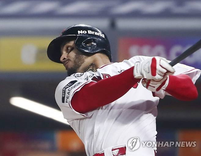 라가레스 '동점 2루타' (인천=연합뉴스) 김상연 기자 = 30일 인천 SSG 랜더스필드에서 열린 프로야구 SSG 랜더스와 키움 히어로즈의 경기. 7회말 SSG 공격 1사 2루 상황에서 라가레스가 1타점 2루타를 치고 있다. 2022.9.30 goodluck@yna.co.kr