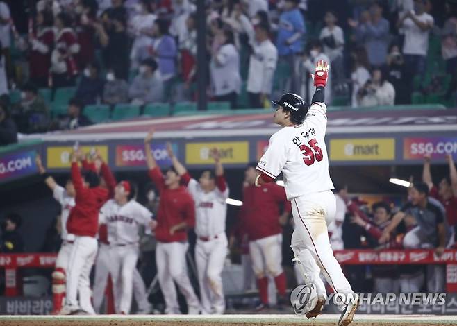 한유섬 '홈런 직감' (인천=연합뉴스) 김상연 기자 = 30일 인천 SSG 랜더스필드에서 열린 프로야구 SSG 랜더스와 키움 히어로즈의 경기. 연장 11회말 SSG 공격 1사 만루 상황에서 한유섬이 끝내기 홈런을 치고 있다. 2022.9.30 goodluck@yna.co.kr