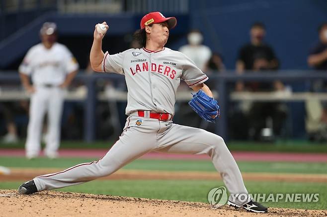 역투하는 문승원 (서울=연합뉴스) 신현우 기자 = 4일 서울 고척스카이돔에서 열린 2022 프로야구 KBO리그 SSG 랜더스와 키움 히어로즈의 경기. 8회말 교체 투입된 SSG 문승원이 역투하고 있다. 2022.8.4 nowwego@yna.co.kr