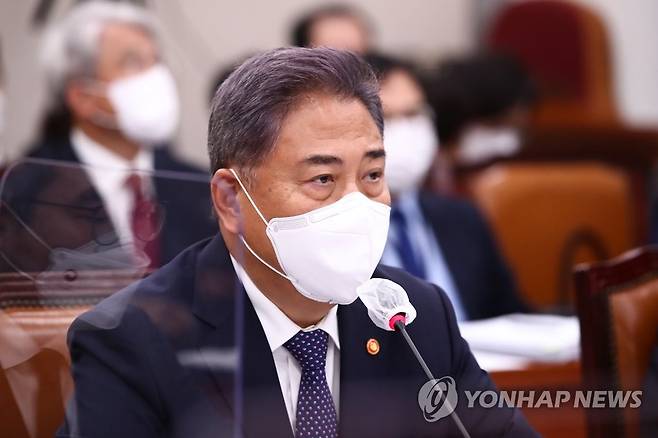 발언하는 박진 외교부 장관 (서울=연합뉴스) 하사헌 기자 = 박진 외교부 장관이 4일 오후 서울 여의도 국회에서 열린 국회 외교통일위원회 외교부 국정감사에서 발언하고 있다. 2022.10.4 [국회사진기자단] toadboy@yna.co.kr