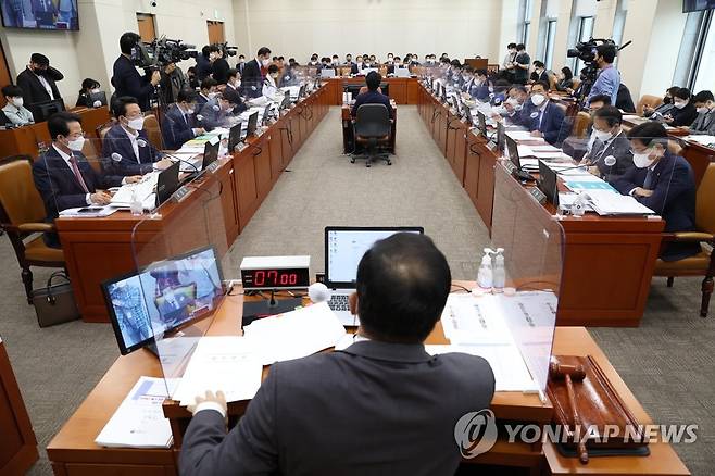 국회 기재위, 기획재정부 국정감사 (서울=연합뉴스) 이정훈 기자 = 4일 국회 기획재정위원회에서 기획재정부(경제·재정정책)에 대한 국정감사가 열리고 있다.  2022.10.4 [국회사진기자단] uwg806@yna.co.kr