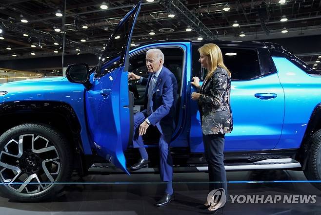 메리 배라 GM 최고경영자 안내로 쉐보레 전기 픽업트럭 시승하는 조 바이든 미국 대통령 [로이터 연합뉴스 자료사진]