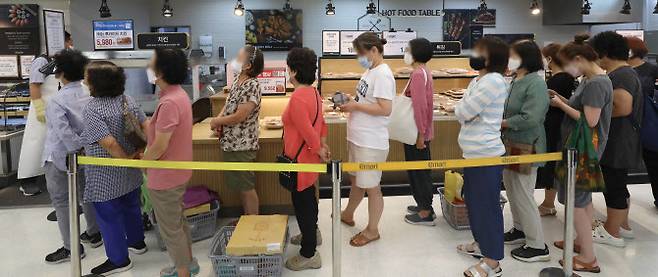 지난 8월 오전 서울 성동구 이마트 성수점에서 시민들이 1마리당 5980원에 판매되는 ‘후라이드 치킨(9호)’을 구매하기위해 줄지어 기다리고 있다. (사진=뉴시스)
