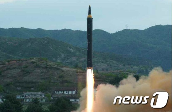 북한이 2017년 5월 공개한 지대지 중장거리 미사일(IRBM) '화성-12형'.(노동신문) 2017.5.15/뉴스1