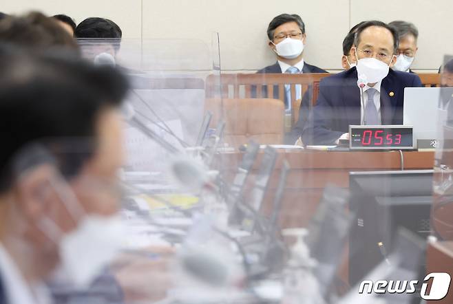 추경호 경제부총리 겸 기획재정부 장관이 5일 서울 여의도 국회 기획재정위원회에서 열린 기획재정부(조세정책) 국정감사에서 의원 질의에 답변하고 있다. (공동취재) 2022.10.5/뉴스1 ⓒ News1 유승관 기자