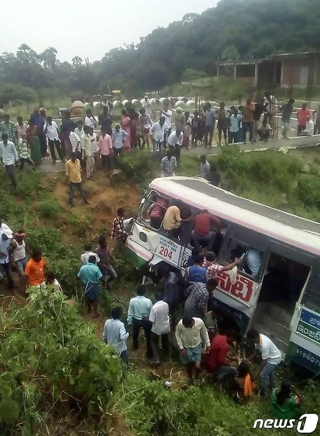인도에서 버스가 도로를 이탈해 추락하는 사고가 발생했다. 해당 사진은 2018년도에 일어난 사고로 43명이 사망했다. ⓒ AFP=뉴스1 ⓒ News1 이서영 기자