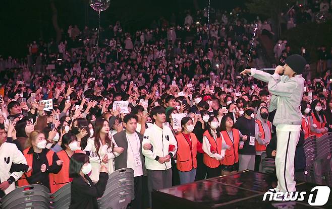 4일 개막된 호남대 2022 가을축제에서 래퍼 '릴보이'가 공연을 하고 있다.(2022.10.5.)/뉴스1