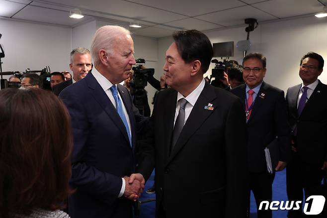 대통령실이 3일 윤석열 대통령과 김건희 여사의 나토(NATO·북대서양조약기구) 정상회의 순방 사진을 추가 공개했다. 사진은 지난달 29일 오후(현지시간) 스페인 마드리드 이페마 국제회의장에서 한미일 정상회담 전 조 바이든 미국 대통령과 악수하는 윤 대통령의 모습. (대통령실 제공) 2022.7.3/뉴스1 ⓒ News1 안은나 기자