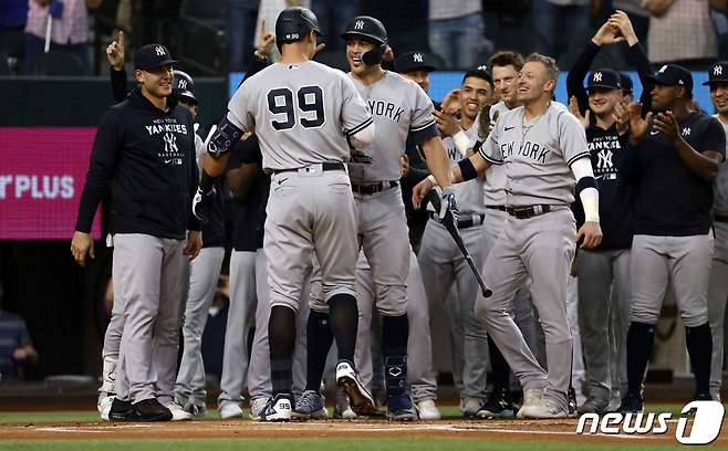 시즌 62호 홈런을 친 저지가 동료들의 축하를 받고 있다. ⓒ AFP=뉴스1