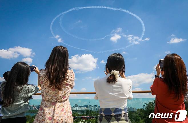 9월21일 오후 서울 여의도 한강공원 일대에서 시민들이 훈련 비행 중인 공군 블랙이글스팀을 스마트폰으로 촬영하고 있다.  2022.9.21/뉴스1 ⓒ News1 허경 기자