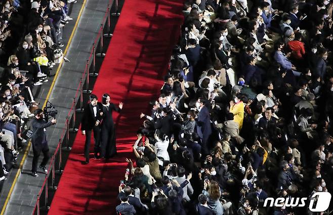 배우 류준열(왼쪽부터), 전여빈이 5일 부산 해운대구 영화의전당에서 열린 '제27회 부산국제영화제' 개막식에서 입장하고 있다. 아시아 최대 영화 축제인 ‘부산국제영화제’는 공식 초청작 71개국 242편, 커뮤니티비프 111편, 동네방네비프 20여 편이 상영되며, 열흘간 센텀시티를 비롯한 16개 구·군에서 다양한 형태로 관객들을 만난다. 주최측은 이번 행사에 약 17만여명의 관객이 참가할 것으로 예상하고 있다. 코로나19 등의 영향으로 3년 만에 정상 개최되는 부산국제영화제는 초청과 상영규모를 펜데믹 이전 수준으로 회복하고 영화 지원 프로그램, 오픈 토크 등 부대행사를 전면 재개한다. 2022.10.5/뉴스1 ⓒ News1 김영훈 기자