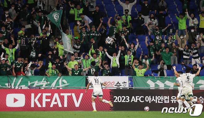 5일 오후 울산 문수축구경기장에서 열린 '2022 하나원큐 FA컵' 4강 울산현대와 전북현대의 경기 연장 후반 전북 조규성이 역전골을 넣고 전북 팬들과 환호하고 있다. 2022.10.5/뉴스1 ⓒ News1 윤일지 기자