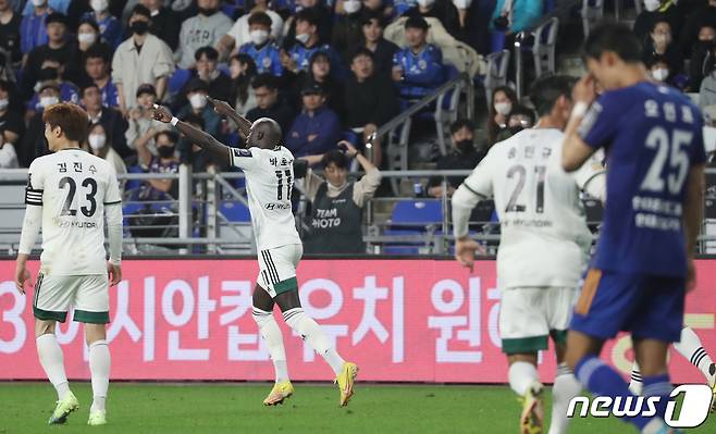 5일 오후 울산 문수축구경기장에서 열린 '2022 하나원큐 FA컵' 4강 울산현대와 전북현대의 경기에서 전북 바로우가 동점골을 넣고 세리머니를 하고 있다. 2022.10.5/뉴스1 ⓒ News1 윤일지 기자