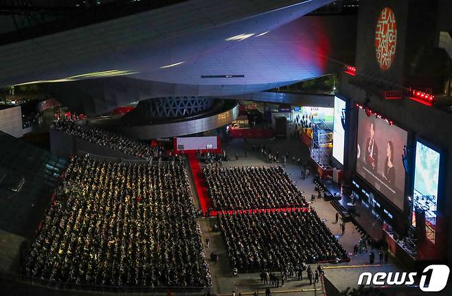 5일 부산 해운대구 영화의전당에서 열린 '제27회 부산국제영화제' 개막식에 배우와 관객들로 붐비고 있다. 2022.10.5/뉴스1 ⓒ News1 김영훈 기자