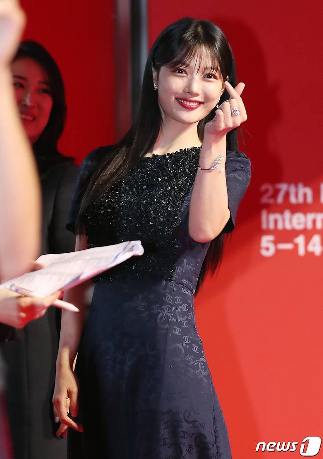 배우 김유정이 5일 오후 부산광역시 우동 영화의 전당에서 열린 '제27회 부산국제영화제(BIFF)' 개막식 레드카펫 행사에 참석하고 있다. 2022.10.5/뉴스1 ⓒ News1 김진환 기자