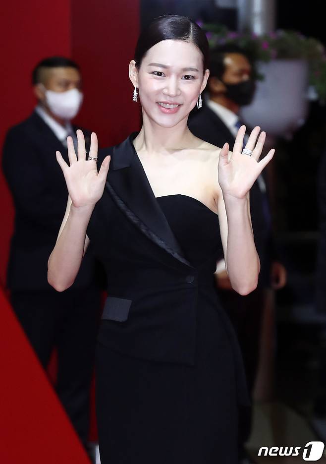 배우 한예리가 5일 오후 부산광역시 우동 영화의 전당에서 열린 '제27회 부산국제영화제(BIFF)' 개막식 레드카펫 행사에 참석하고 있다. 2022.10.5/뉴스1 ⓒ News1 김진환 기자