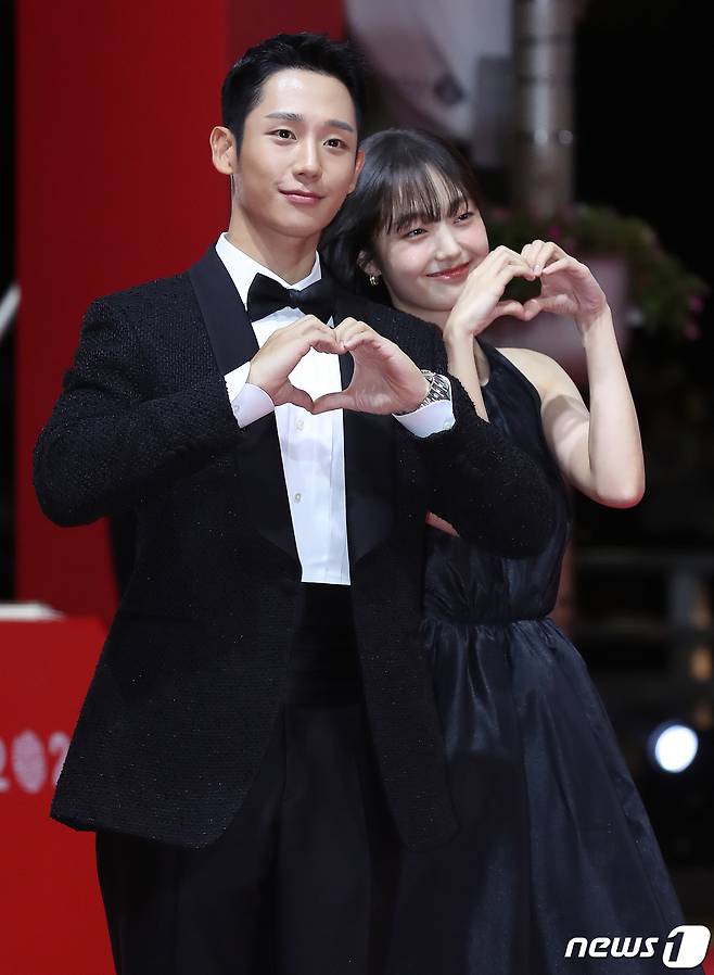 배우 정해인과 김혜준이 5일 오후 부산광역시 우동 영화의 전당에서 열린 '제27회 부산국제영화제(BIFF)' 개막식 레드카펫 행사에 참석하고 있다. 2022.10.5/뉴스1 ⓒ News1 김진환 기자