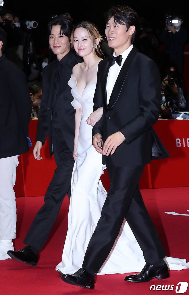 배우 장률(왼쪽부터), 전종서, 진선규가 5일 오후 부산광역시 우동 영화의 전당에서 열린 '제27회 부산국제영화제(BIFF)' 개막식 레드카펫 행사에 참석하고 있다. 2022.10.5/뉴스1 ⓒ News1 김진환 기자