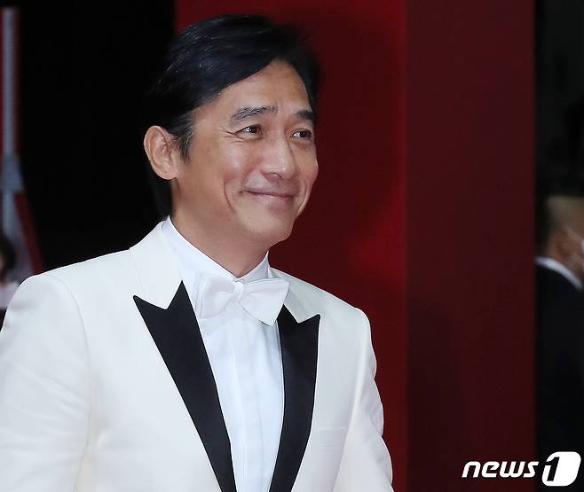 배우 양조위가 5일 오후 부산광역시 우동 영화의 전당에서 열린 '제27회 부산국제영화제(BIFF)' 개막식 레드카펫 행사에 참석하고 있다. 2022.10.5/뉴스1 ⓒ News1 김진환 기자