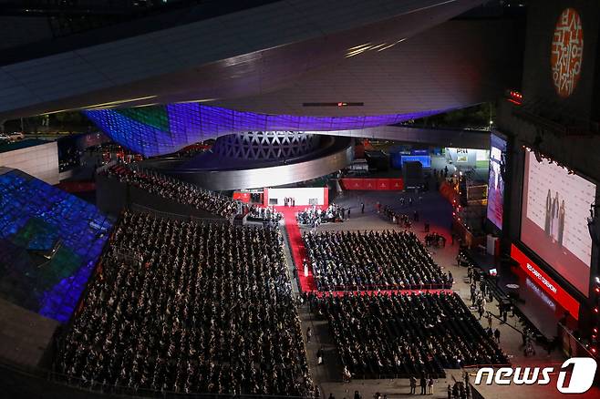 5일 부산 해운대구 영화의전당에서 열린 '제27회 부산국제영화제' 개막식에 관객으로 붐비고 있다. 아시아 최대 영화 축제인 ‘부산국제영화제’는 공식 초청작 71개국 242편, 커뮤니티비프 111편, 동네방네비프 20여 편이 상영되며, 열흘간 센텀시티를 비롯한 16개 구·군에서 다양한 형태로 관객들을 만난다. 2022.10.5/뉴스1 ⓒ News1 김영훈 기자