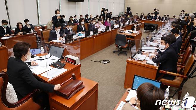 정춘숙 보건복지위원장이 5일 서울 여의도 국회에서 열린 보건복지위원회의 보건복지부, 질병관리청에 대한 국정감사에서 의사봉을 두드리고 있다. (공동취재) 2022.10.5/뉴스1 ⓒ News1 유승관 기자